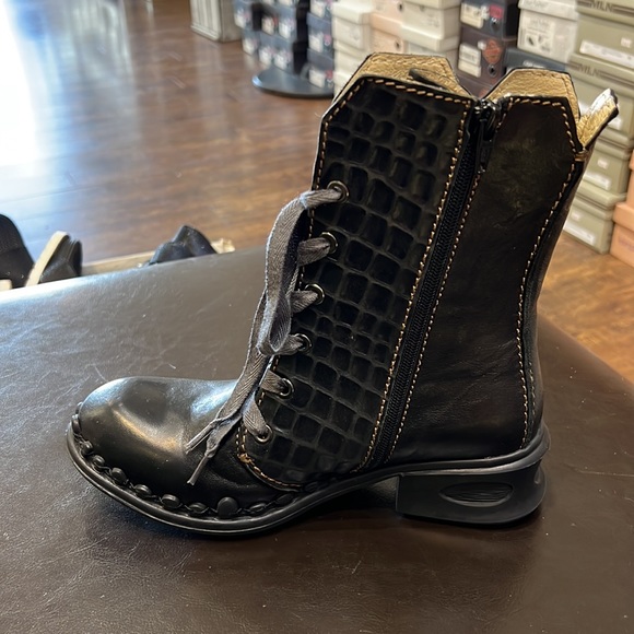 London Leather Boot - Picture 2 of 7